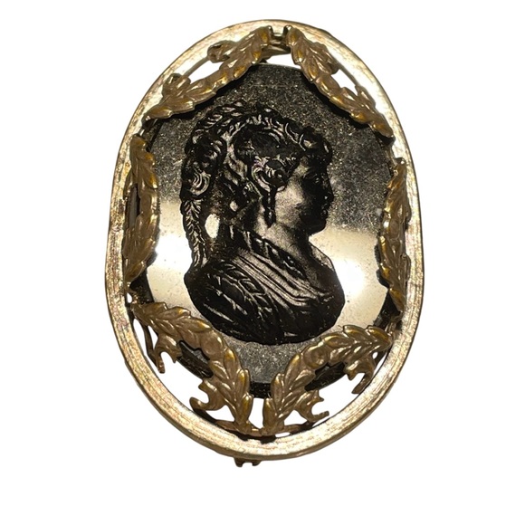 Vintage Cameo Brooch Pin Glass Faceted Black Oval Goldtone Setting C-Clasp - Picture 1 of 5